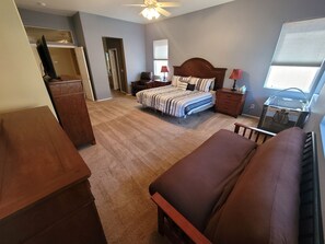 4 Schlafzimmer, Schreibtisch, Bügeleisen/Bügelbrett, Reisekinderbett