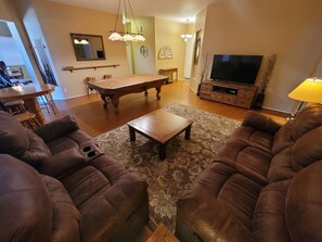 Smart-TV, Videospiele, DVD-Player, Bücher