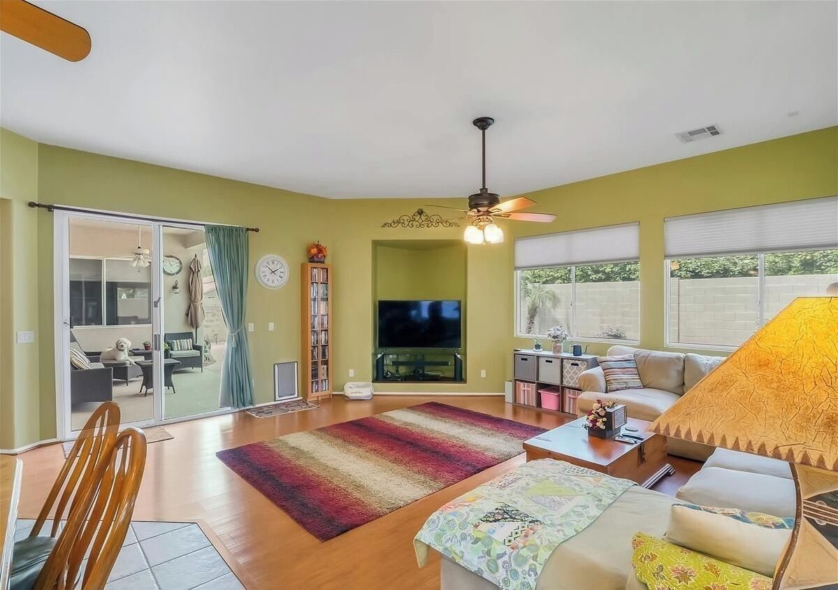 Televisor intel·ligent, videojocs, reproductor de DVD i llibres 