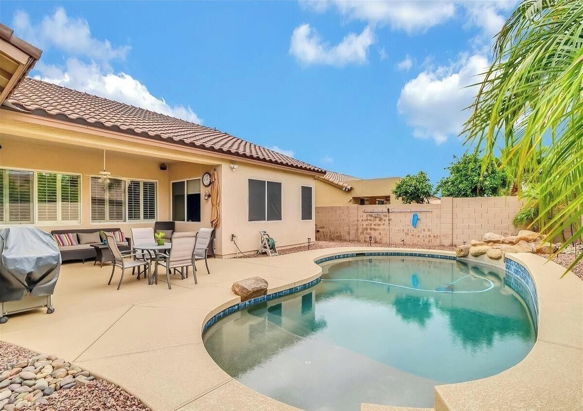 Piscina a l'aire lliure i piscina climatitzada 
