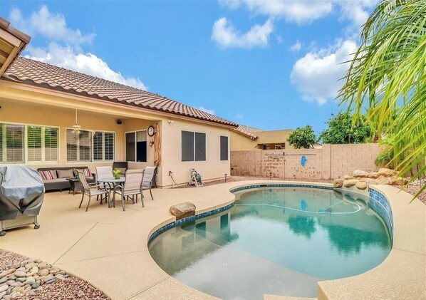 Utendørsbasseng og et oppvarmet basseng