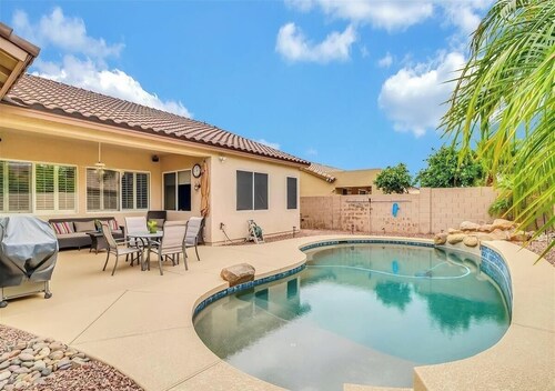 Spacious 4 bed🏡 Sparkling Pool💦 Game Room🎮 Pool Table🎱 Arcade🕹 Sleeps 18