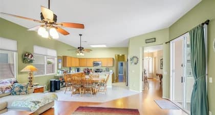 Spacious 4 bed🏡 Sparkling Pool💦 Game Room🎮 Pool Table🎱 Arcade🕹 Sleeps 18