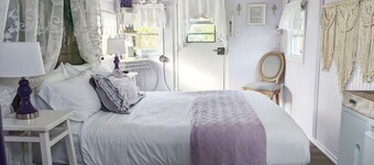 Lavender Limited at Olympic Railway Inn - Pet Friendly
