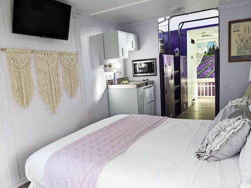 Lavender Limited at Olympic Railway Inn - Pet Friendly