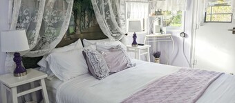 Lavender Limited at Olympic Railway Inn - Pet Friendly