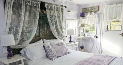 Lavender Limited at Olympic Railway Inn - Pet Friendly