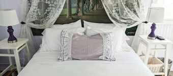 Lavender Limited at Olympic Railway Inn - Pet Friendly