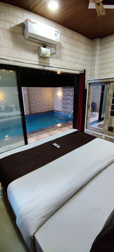 Sapphire Villa Luxury stay with 3 bedroom and rooftop sky Lounge