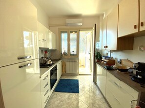 Kühlschrank, Herdplatte, Geschirrspüler, Kochgeschirr/Geschirr/Besteck