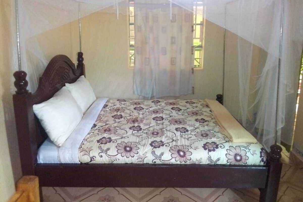 Escritorio, espacio para trabajar con laptop y cortinas blackout