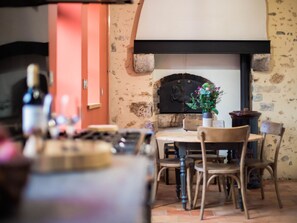 Dining - Charming 6BR Retreat with Pool near Le Mans - Nature, Comfort, and Privacy (Parigné-l'Évêque)