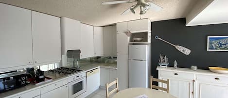 Microwave, oven, dishwasher, coffee/tea maker