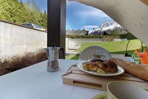 تناول الطعام بالخارج