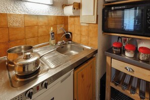 Kylskåp, mikrovågsugn, spishäll och kaffe- och tebryggare