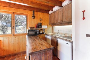 Kühlschrank, Mikrowelle, Herdplatte, Geschirrspüler