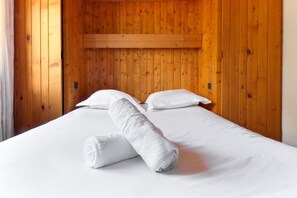 2 bedrooms, iron/ironing board, travel cot, free WiFi