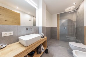 Suihku, hiustenkuivaaja, pyyhkeet