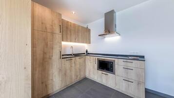 Frigorifero, microonde, piano cottura, lavastoviglie