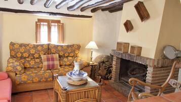 Una televisión, una chimenea