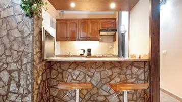Fridge, microwave, stovetop, coffee/tea maker