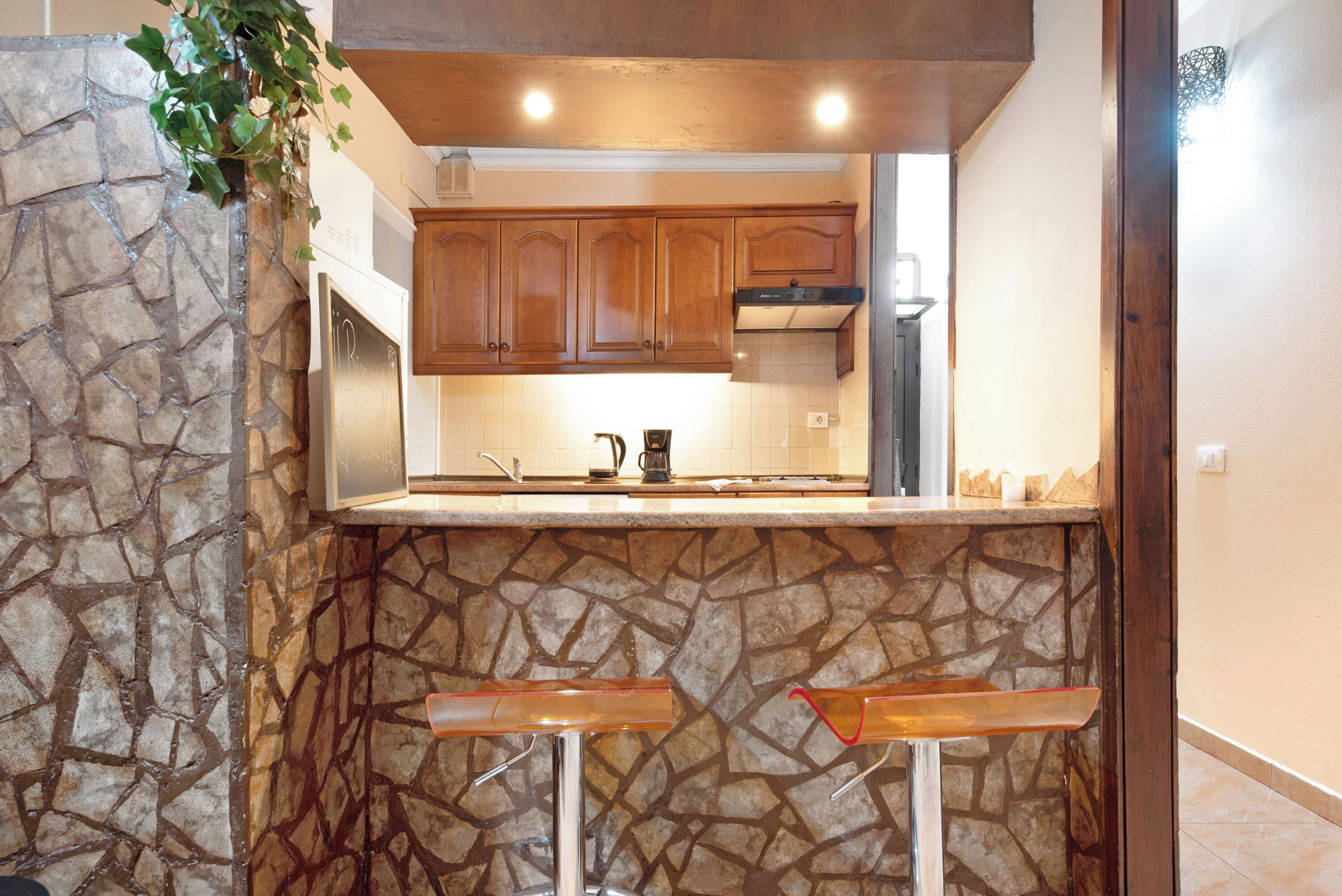 Jääkaappi, mikroaaltouuni, liesi, kahvin-/teenkeitin