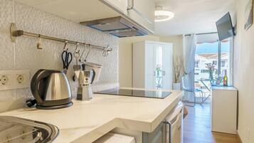 Geladeira, micro-ondas, cooktop, lava-louças