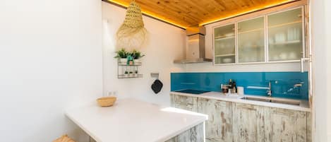 Kühlschrank, Mikrowelle, Herdplatte, Wasserkocher mit Kaffee-/Teezubehör