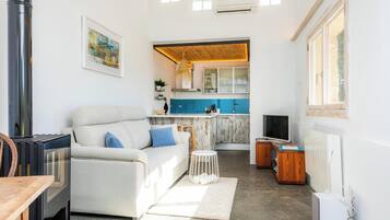 Una televisión, una chimenea