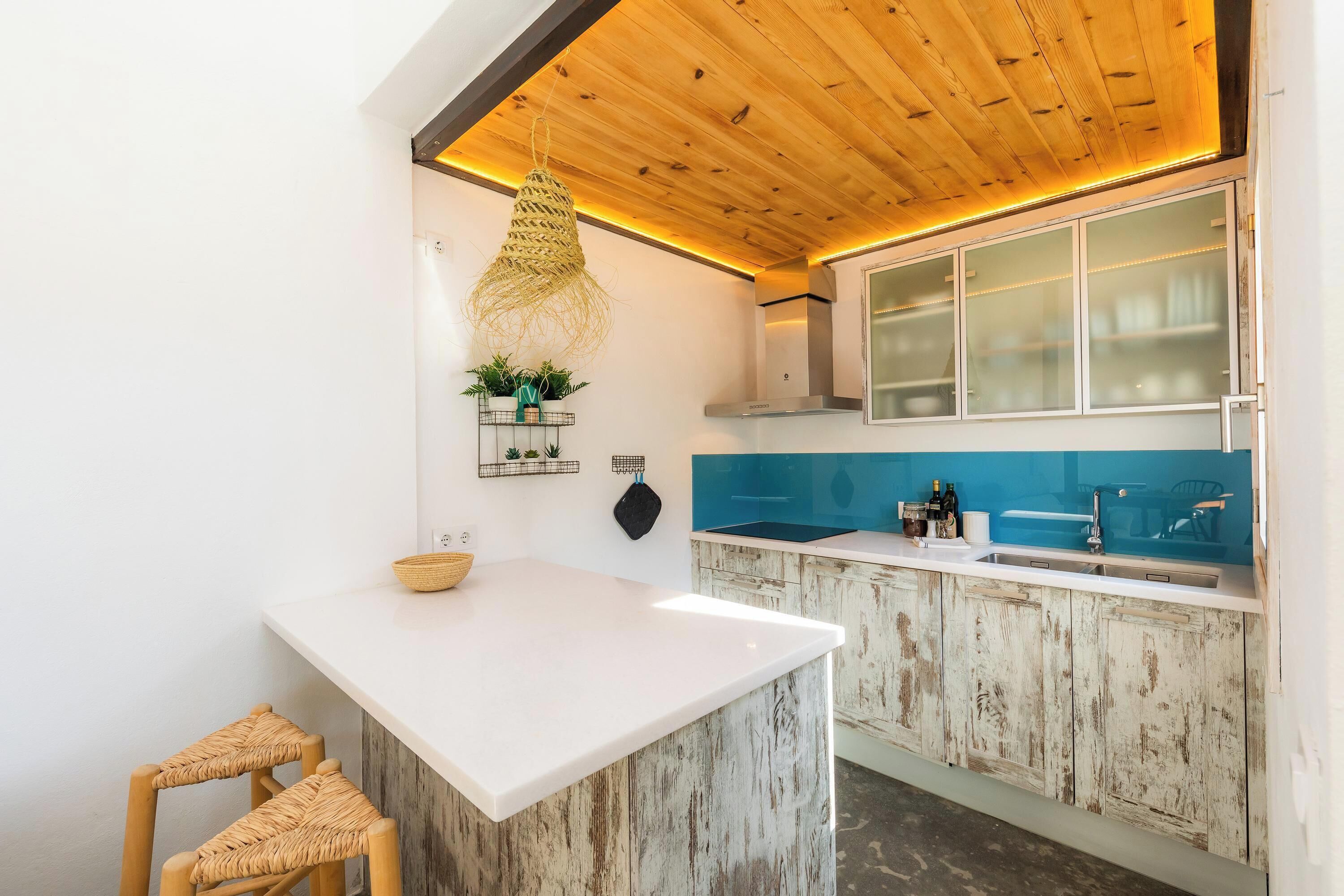 Réfrigérateur, micro-ondes, plaque de cuisson, cafetière/bouilloire