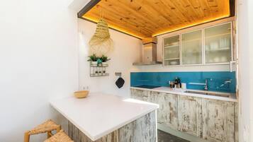 Frigorífico, microondas, placa de cocina y cafetera o tetera