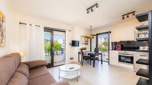Un appartement moderne comprenant un salon, un coin repas et une cuisine.