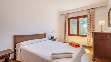 3 makuuhuonetta, silitysrauta/-lauta, Wi-Fi, vuodevaatteet