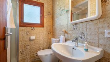 Douche, articles de toilette gratuits, sĂšche-cheveux