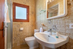 Ducha, artículos de tocador gratuitos, secador de pelo, toallas