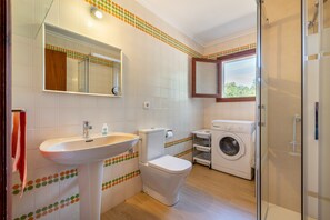 Shower, free toiletries, hair dryer, towels
