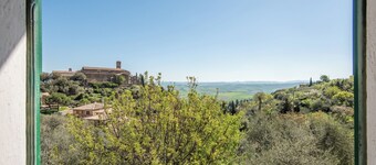 Apartment 'Casa Francesca' with Hills View & Courtyard