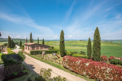 Apartment Torre di Corsanello with Lake View, Garden & Wi-Fi