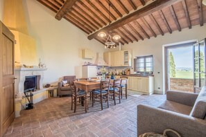 TV - Apartment Torre di Corsanello with Lake View, Garden & Wi-Fi (Monteroni d'Arbia)