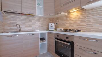 Kühlschrank, Mikrowelle, Ofen, Herdplatte