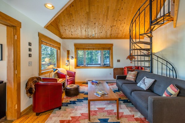 Fernseher, Kamin, Bücher