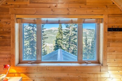 Private Mountainside Perch with Hot Tub / Pet Friendly / Retro Chic - Alpine Haus