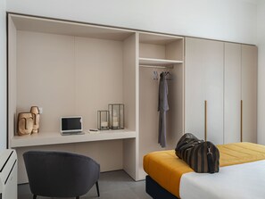 Desk, laptop workspace, free WiFi, bed sheets - living u HomeSuites (Lecce)