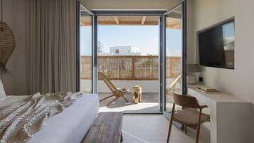 Junior Suite with Plunge Pool | Seprai premium, bantalan ekstra lembut, brankas, dan tirai kedap cahaya