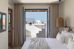 Phos Suite with Plunge Pool | 高档床上用品、加厚床垫、客房内保险箱、遮光窗帘