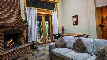Smart TV, fireplace