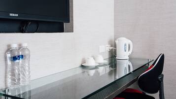 Standard Twin Room | Desk, laptop workspace, free WiFi, bed sheets