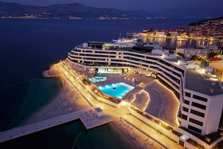 Fachada del alojamiento - Noche. Grand hotel View