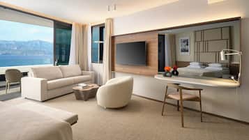 Panorama Suite | Minibar, brankas, meja kerja, dan tirai kedap cahaya
