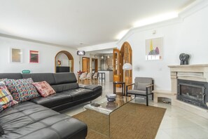 50-吋智慧型電視、有線頻道、壁爐、 DVD 播放機